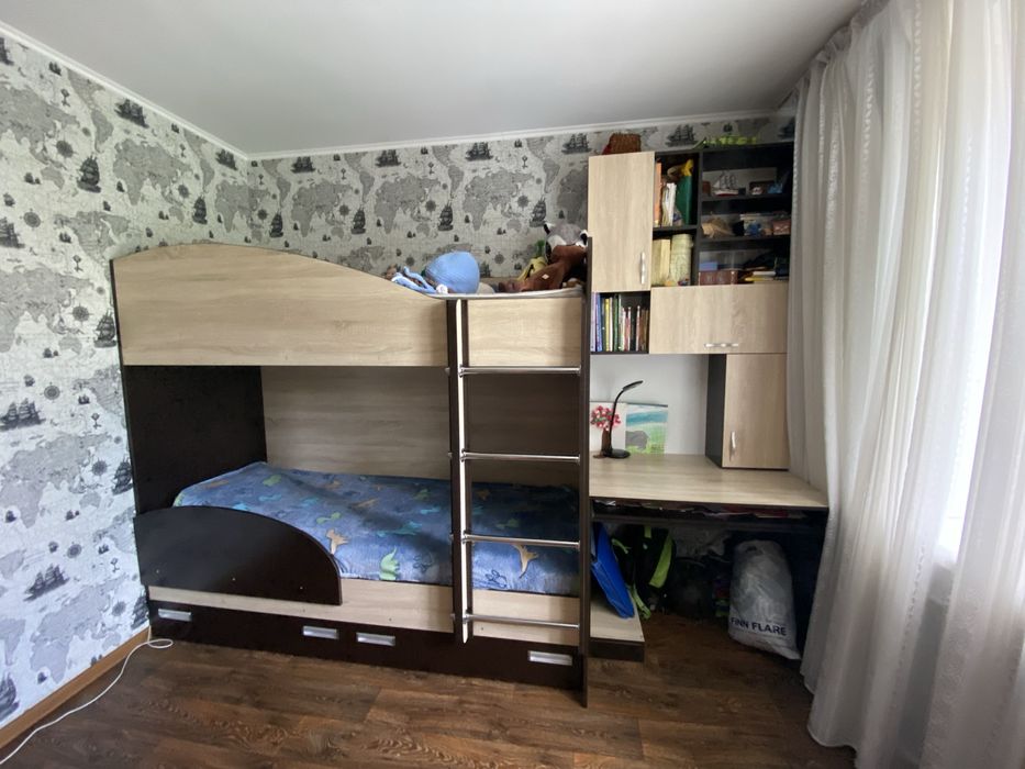 Двухъярусная кровать, письменный стол  со шкафчиками