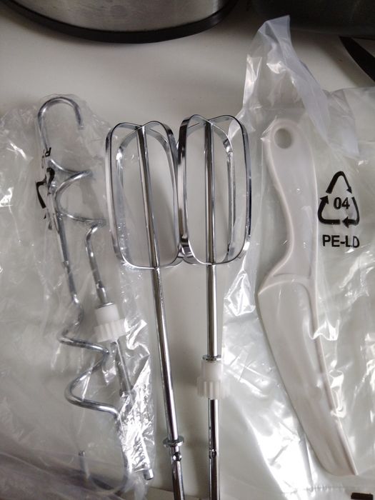 Vând mixer cu bol, ropdus de calitate superioara produs nou.