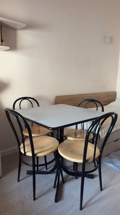 Стол со стульями