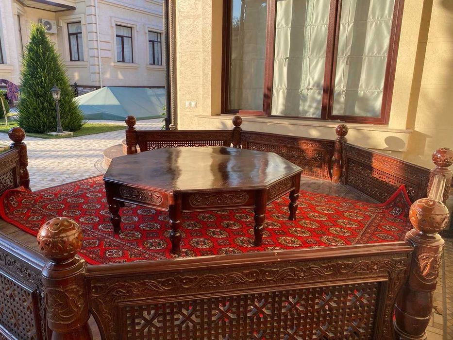 Национальный айван (тапчан) из массива дерева с резьбой