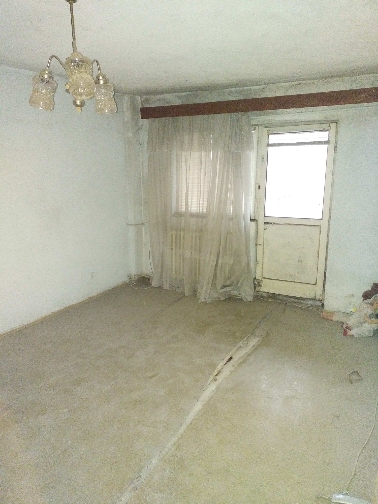 Vand apartament, centru, nerenovat!