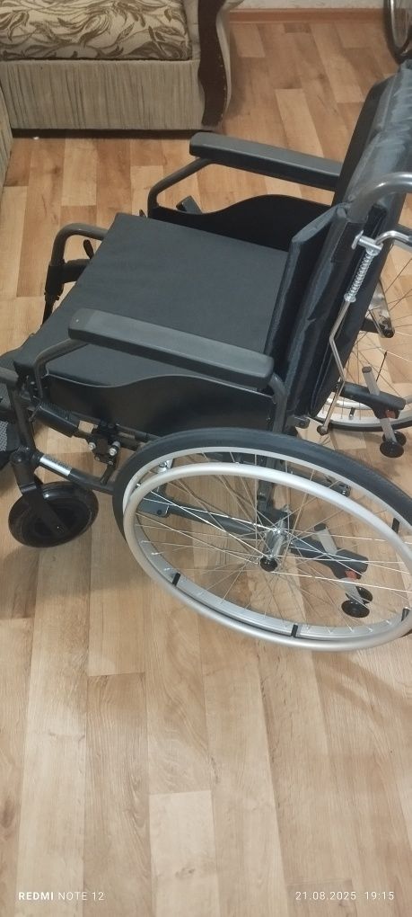 Продам инвалидную коляску