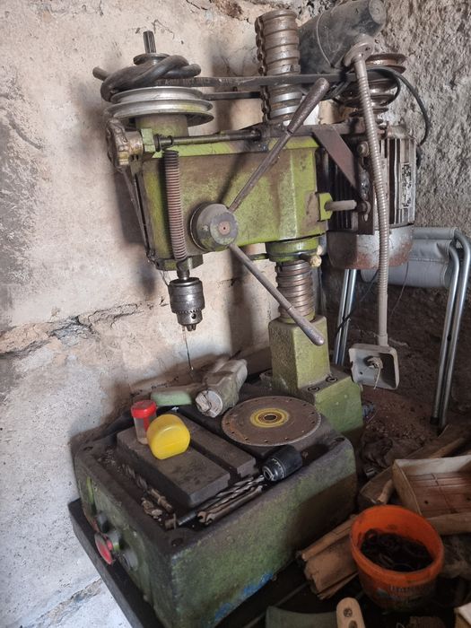 Сверлильный станок в рабочем состоянии