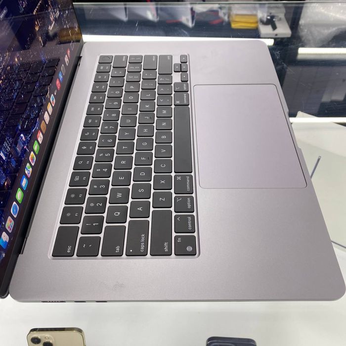 Macbook Air M2 15dyum / 8 / 256 / 31-100%
