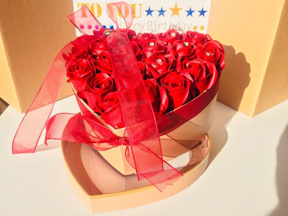 cutie cu trandafiri de sapun 21 de bucati 120lei