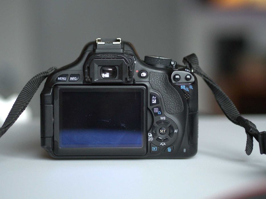 Canon EOS 600D cu obiectiv 18-200