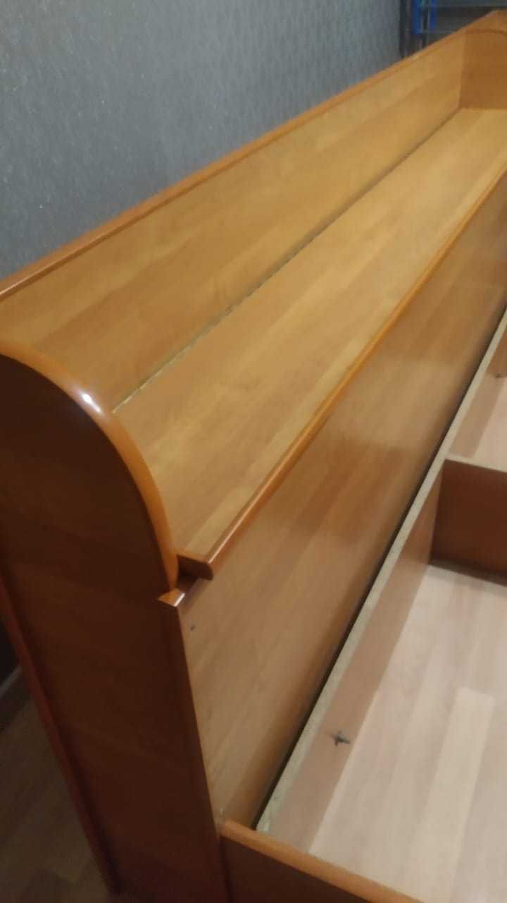 Кровать размера Кинг сайз без матраса.