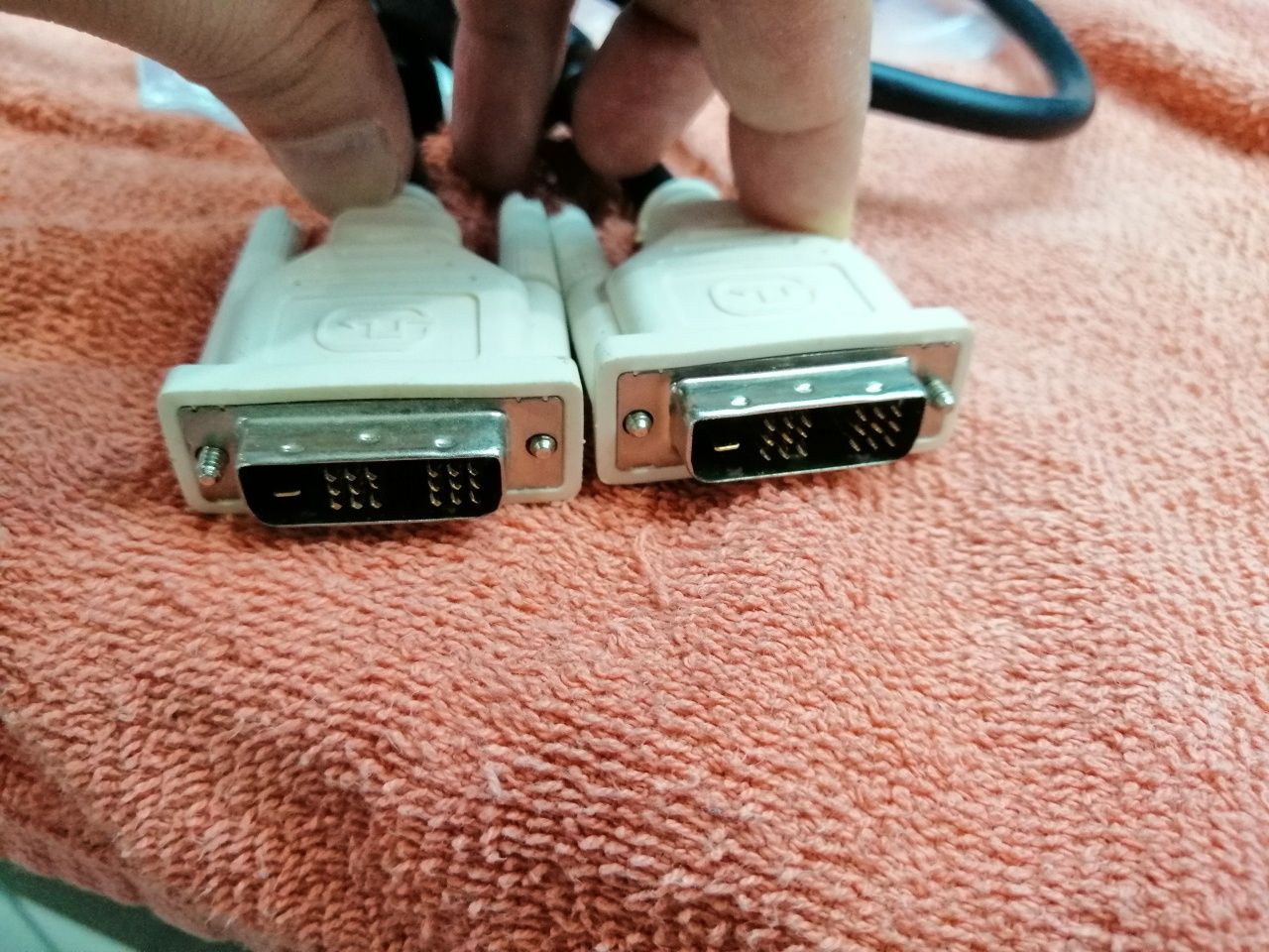 Два броя Цифрови кабели DVI-DVI