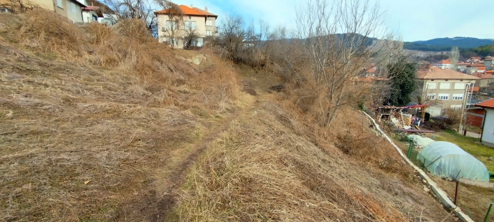 Продава се парцел за жилищно строителство в гр. Радомир