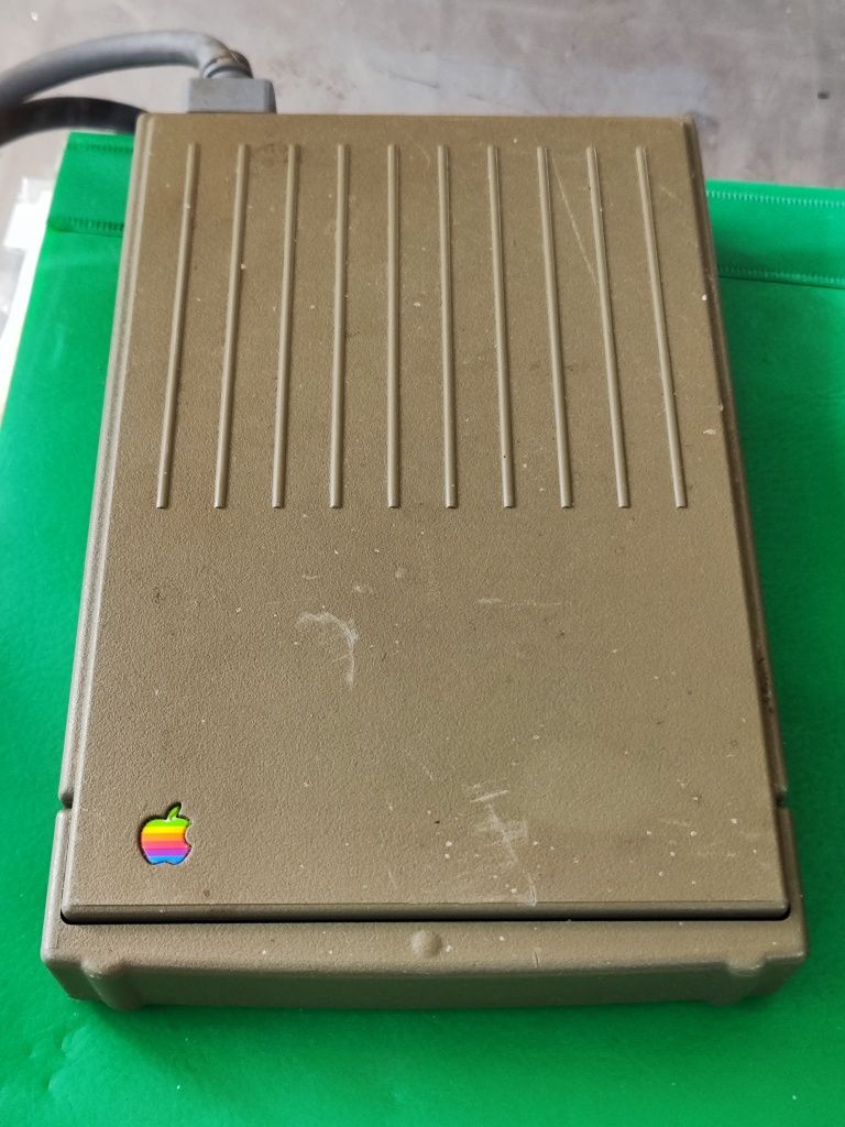 Зарядно и флопи диск apple macintosh