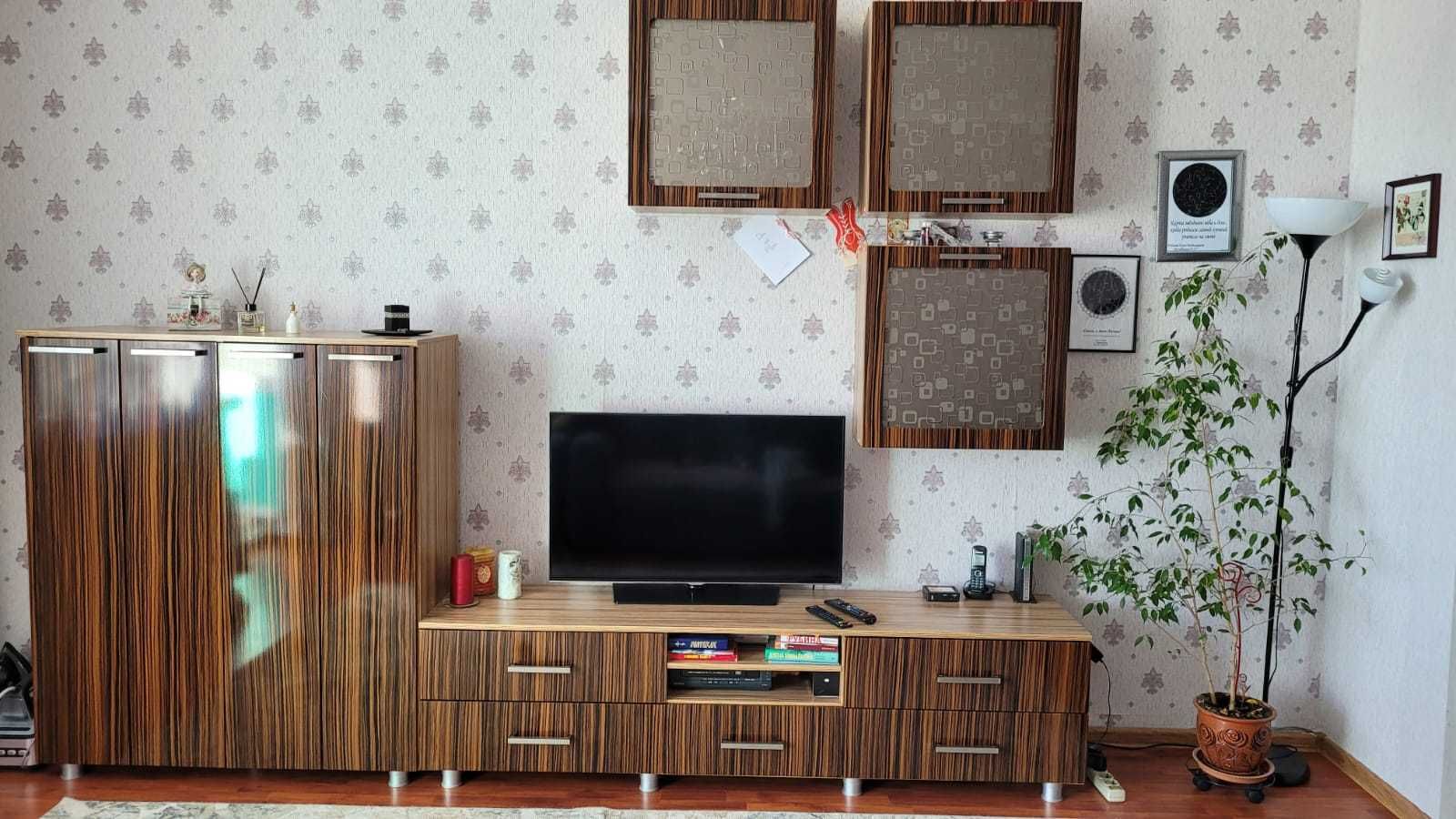 Тумба для ТВ, навесные шкафы - мебель в зал (гостинную)
