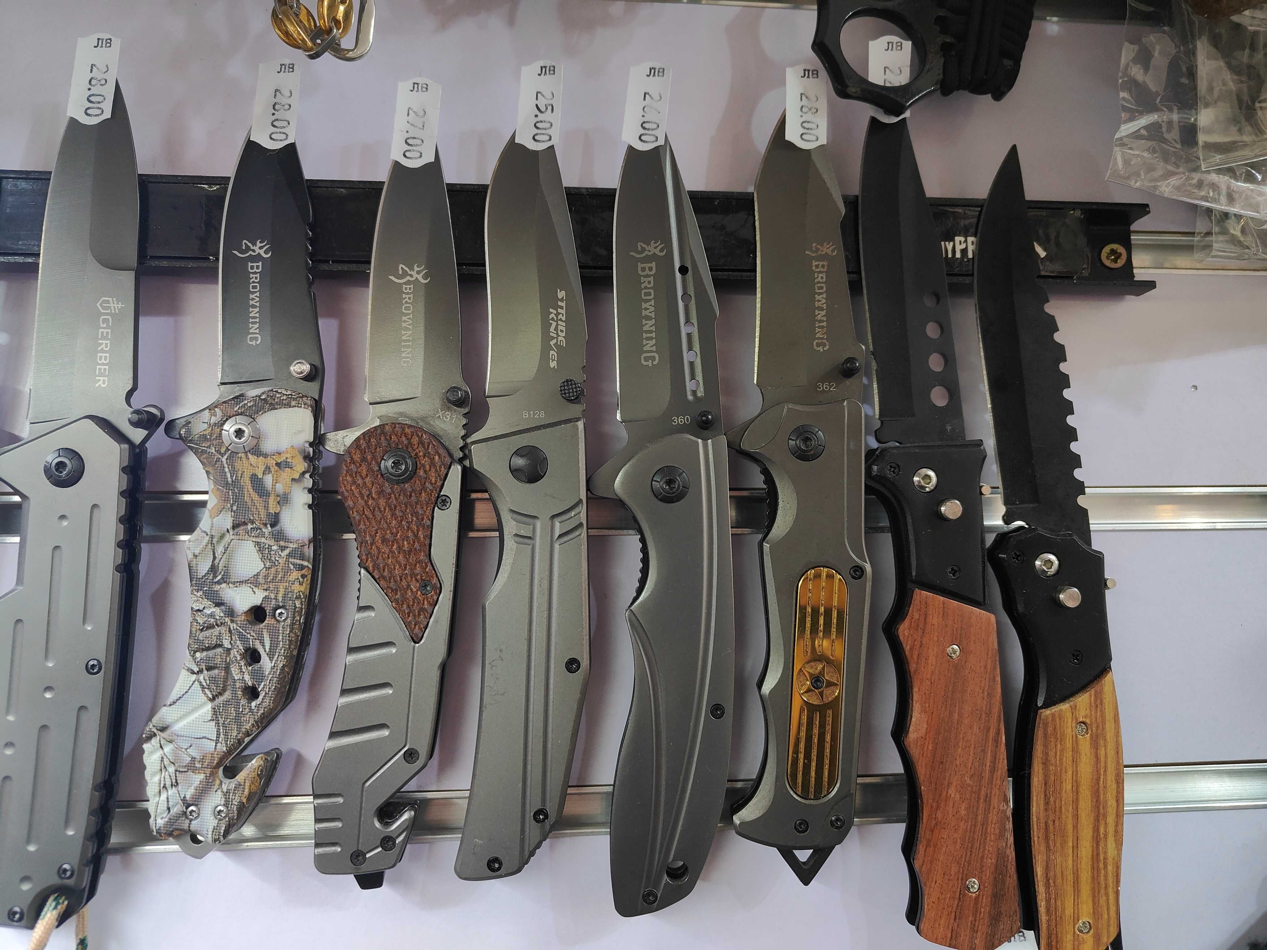 Ловни ножове на различни марки