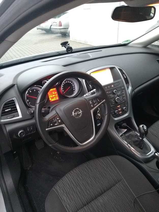 Opel Astra J Sport 1.6 Benzină – 2014 | 110 CP | 196.000 km