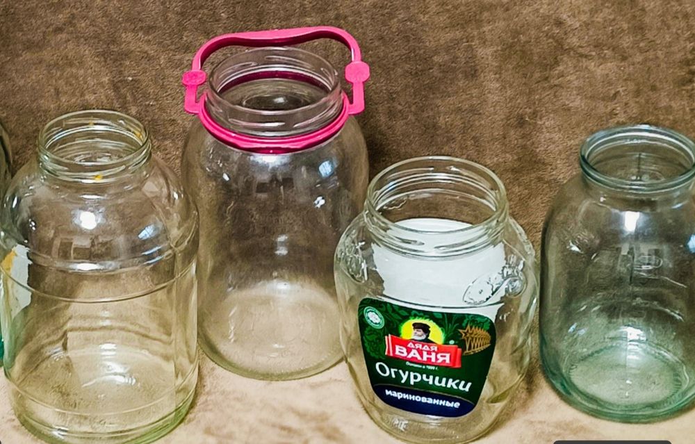 Продаются срочно банки .