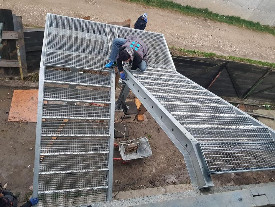 Scara metalica zincata cu trepte antiderapante