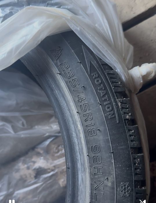 Продам комплект зимнюю резину R18 235/45