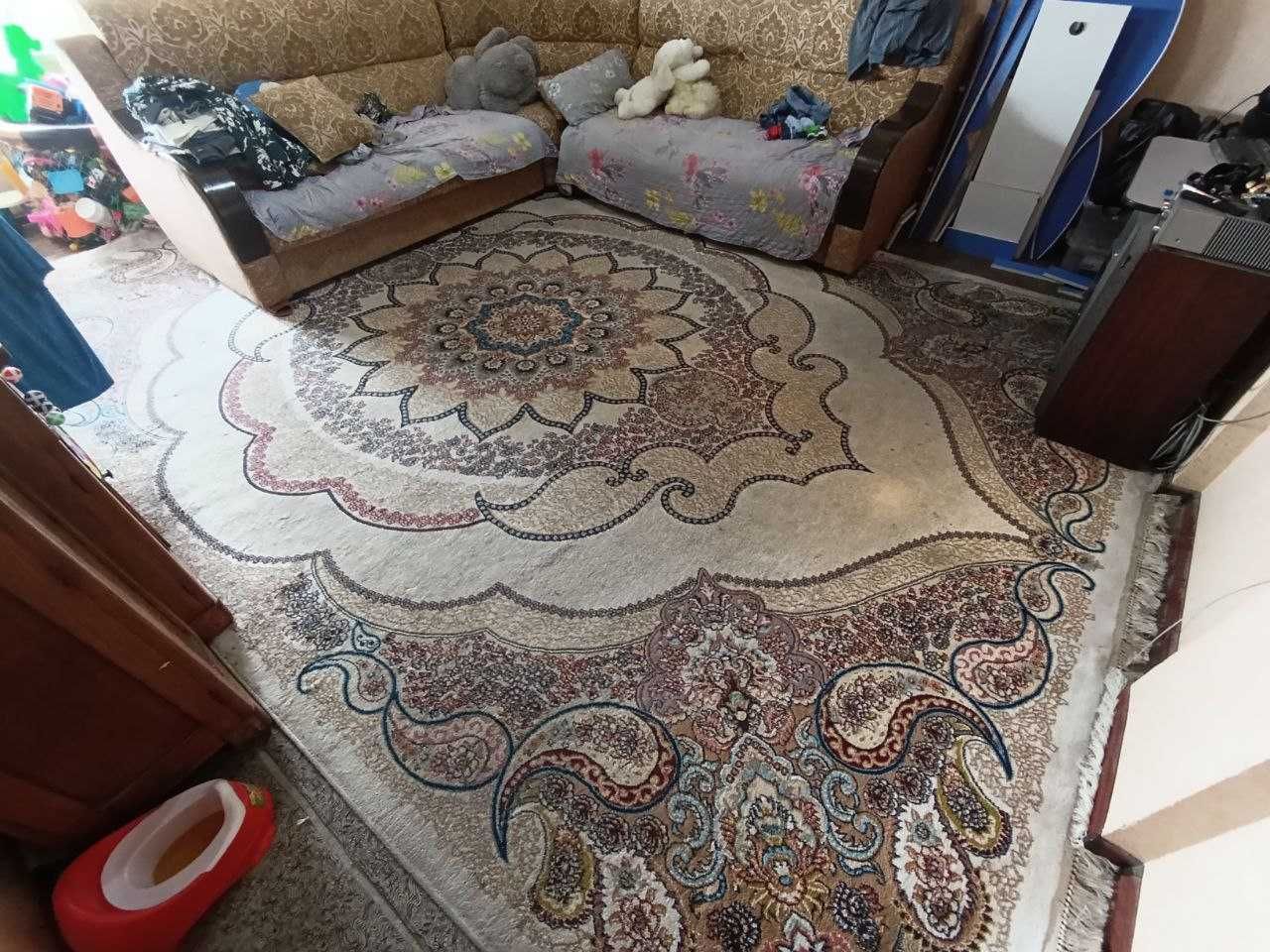 Продаю б/у палас 3,5x5 в хорошем состояние, требуется стирка!