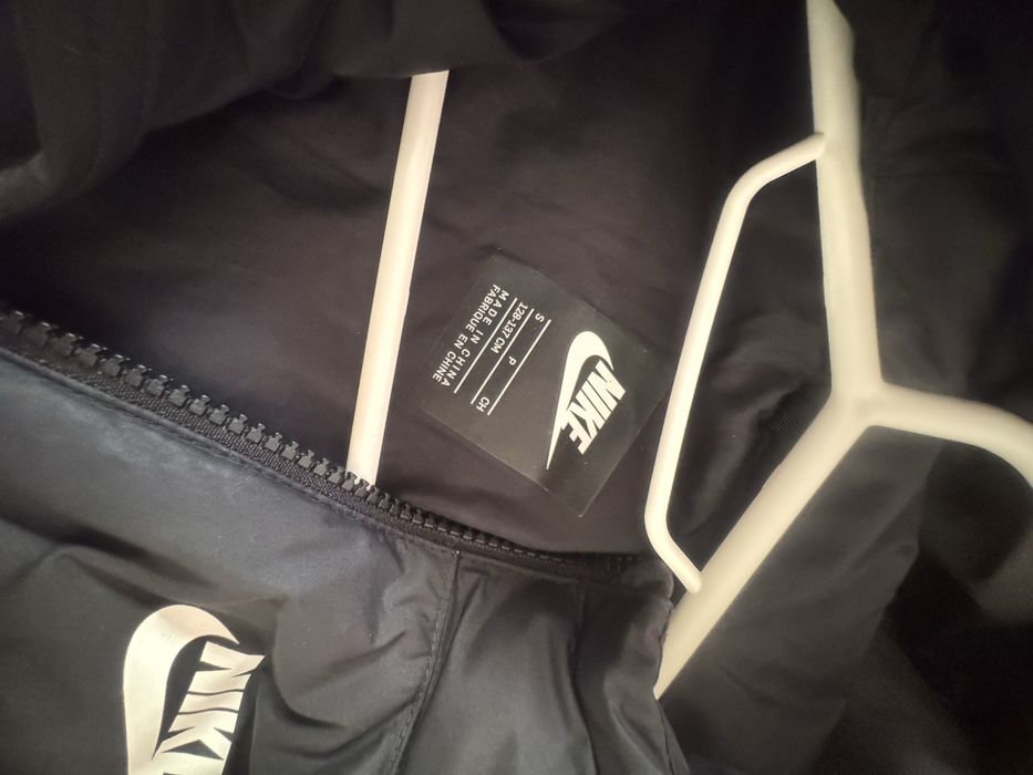 Яке NIKE черно в отлично състояниез