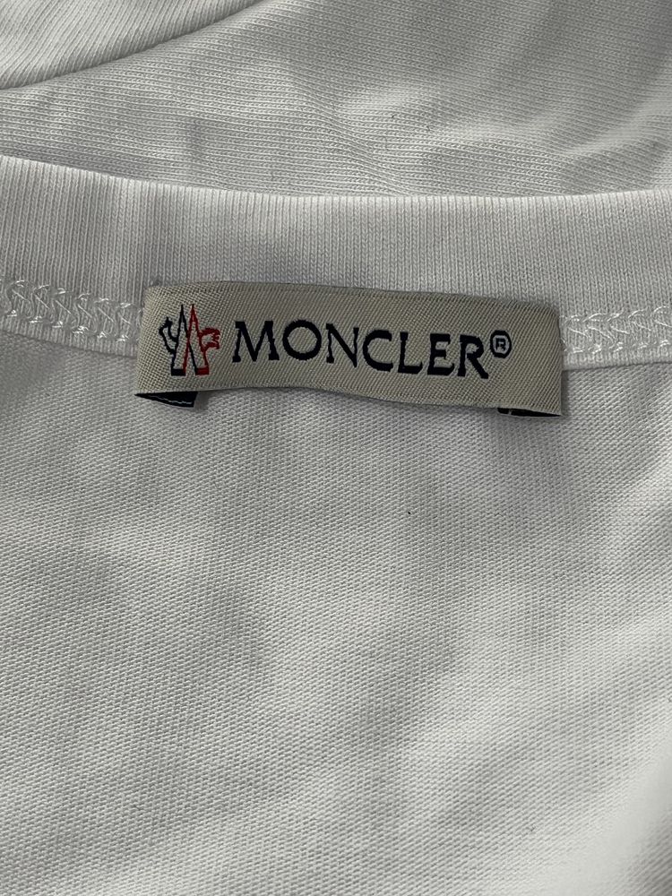 Тениска на Moncler L размер