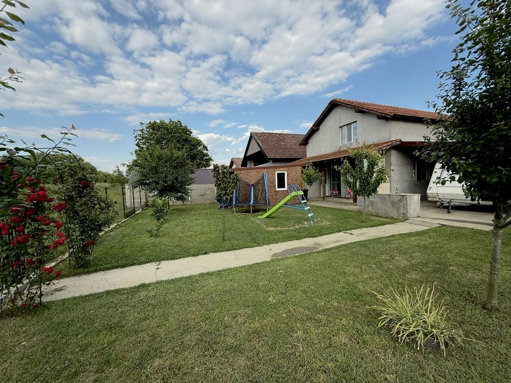 Vând casă parter + mansardă