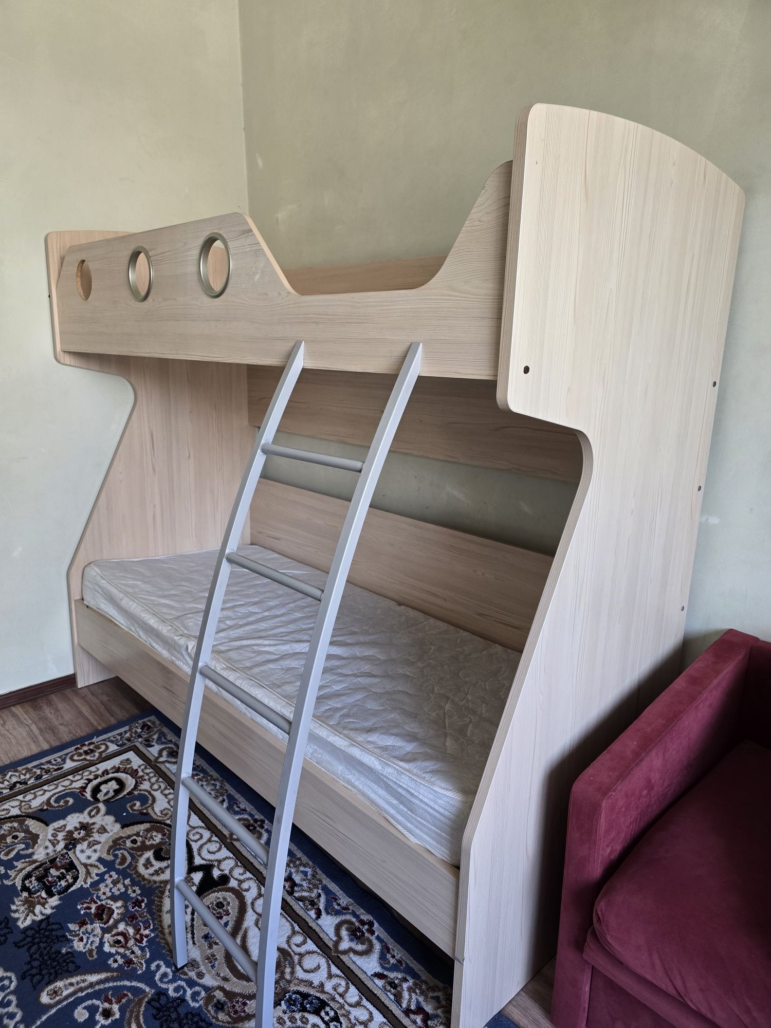 Продам двух уровневую кровать