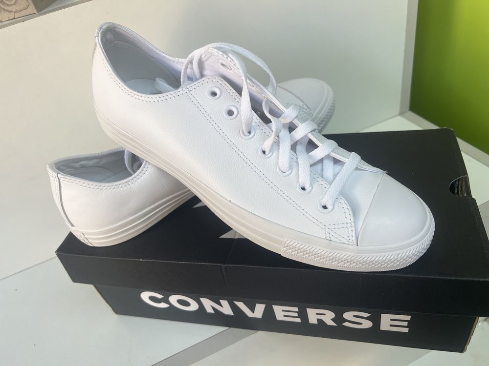 Vând adidasi converse marimea 44,5 și marimea 40