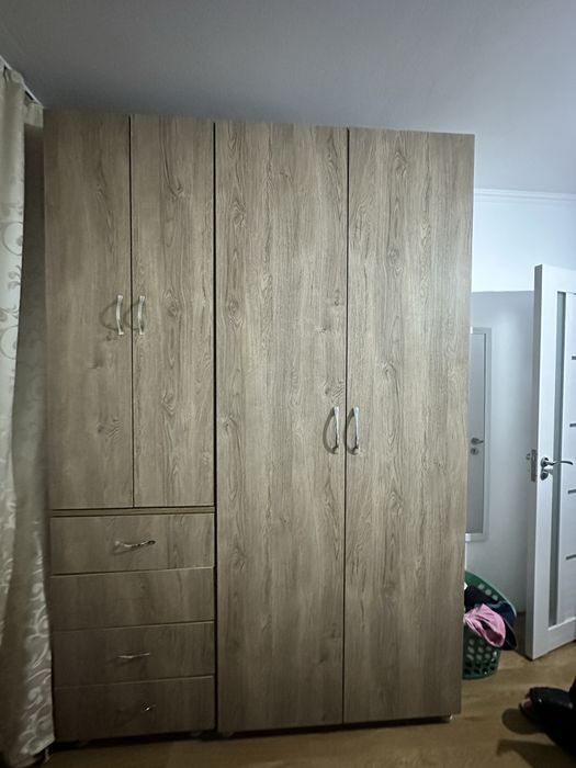 șifonier de vânzare 700 de lei negociabil