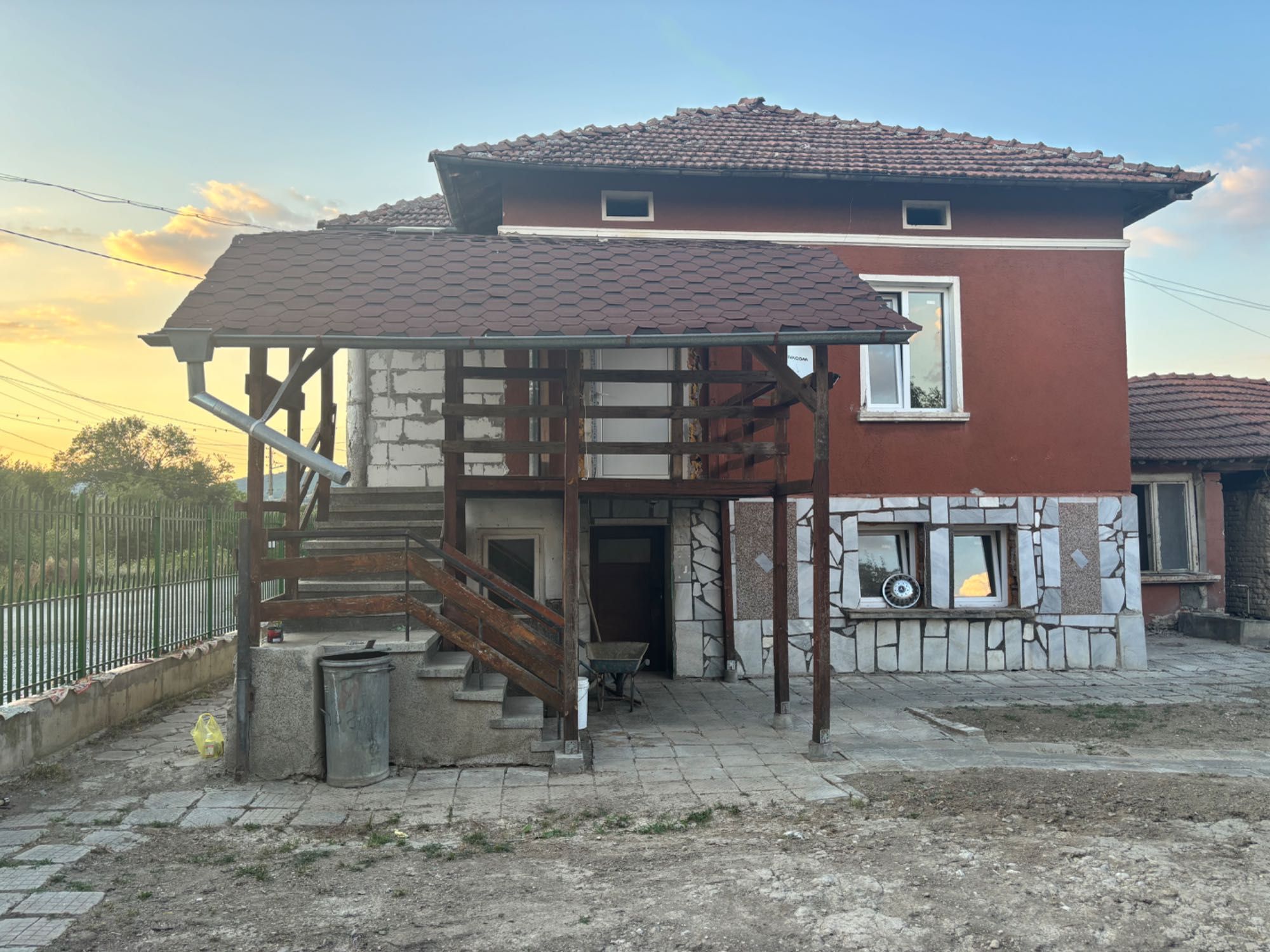 Продава се имот с две къщи в село Скравена, община Ботевград