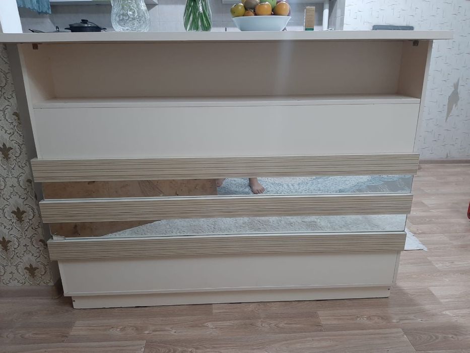 Продаётся кухонный шкаф, который используется как барный стол.