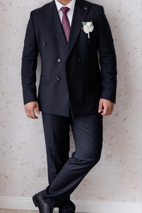 Мужской костюм с двубортным пиджаком