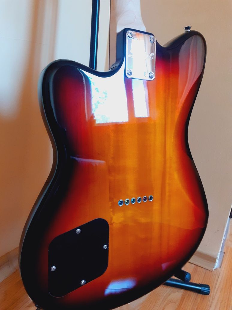 Продавам електрическа китара Squier Paranormal Toronado