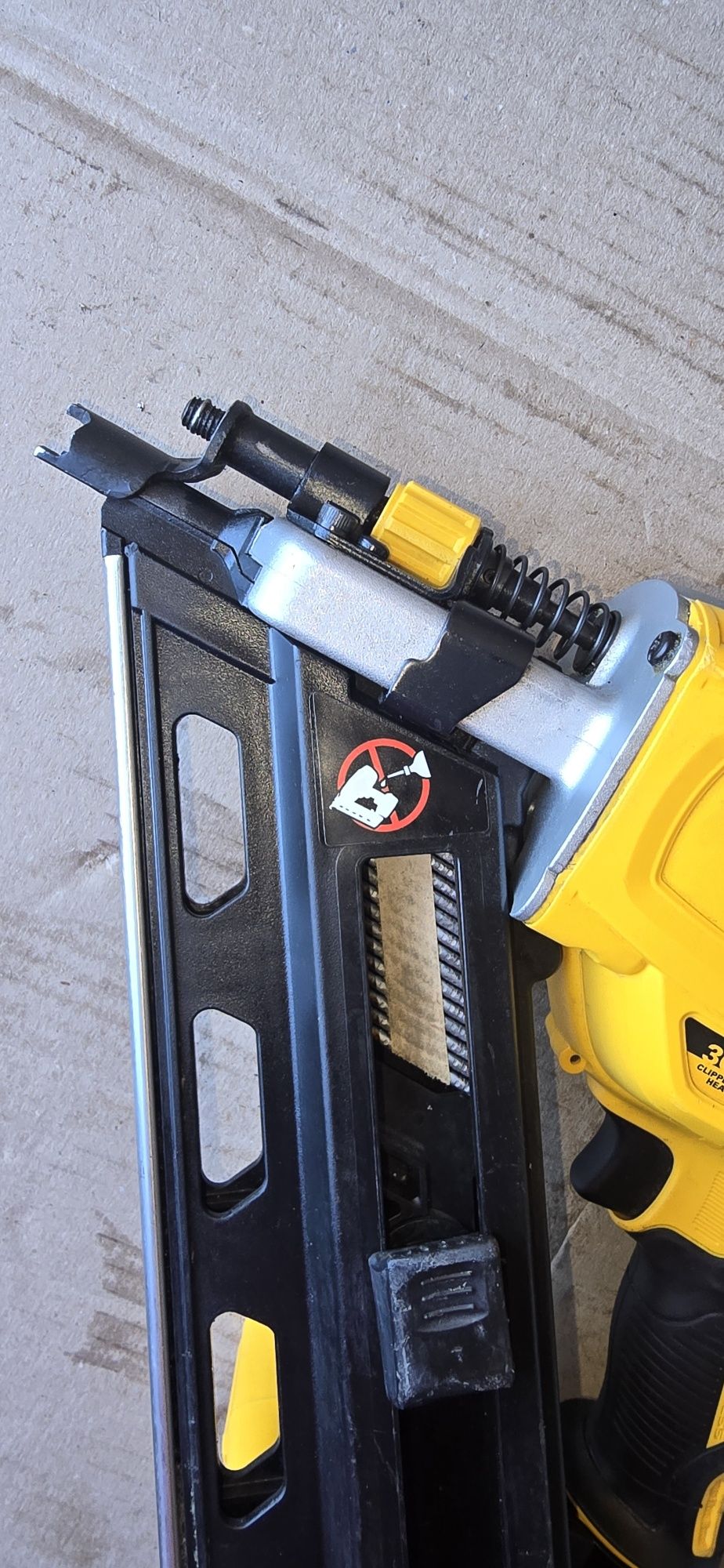 Dewalt DCN695 pistol cuie brushless 2023
