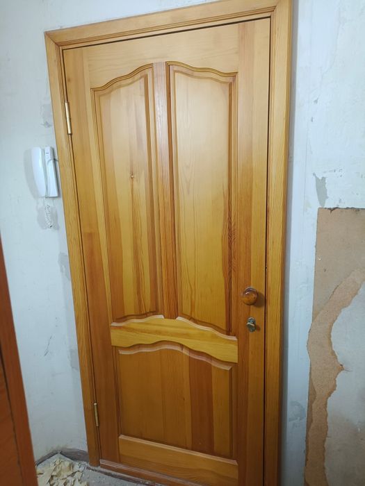 Продам деревянную дверь без коробки