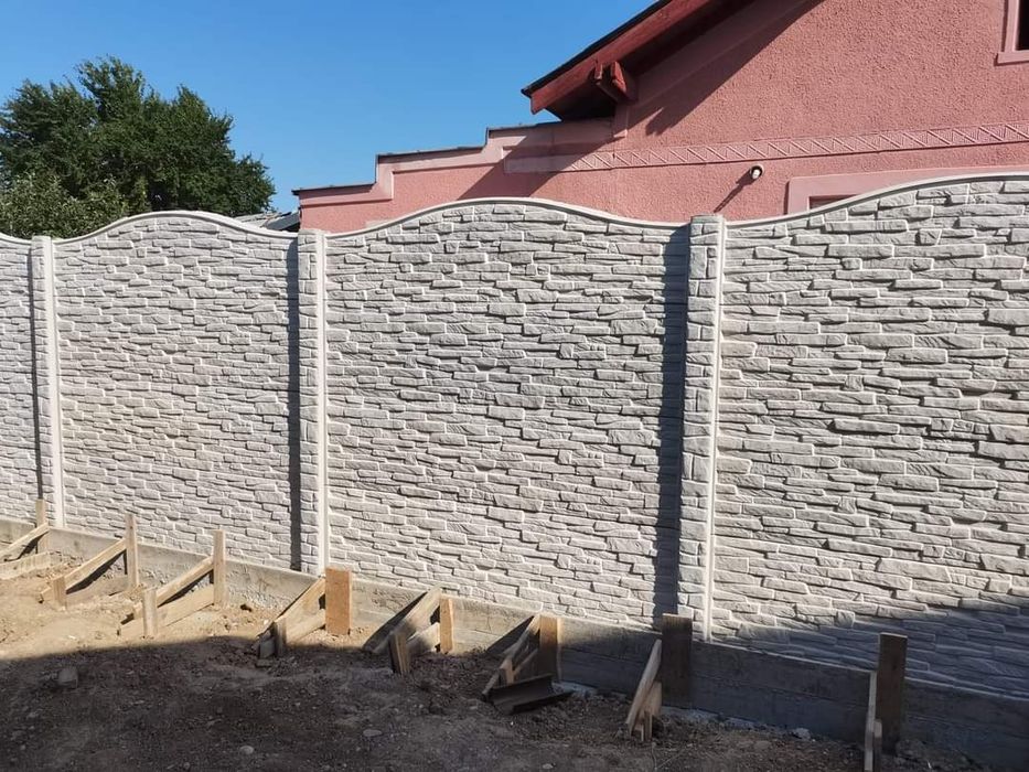 Gard beton din placi prefabricate