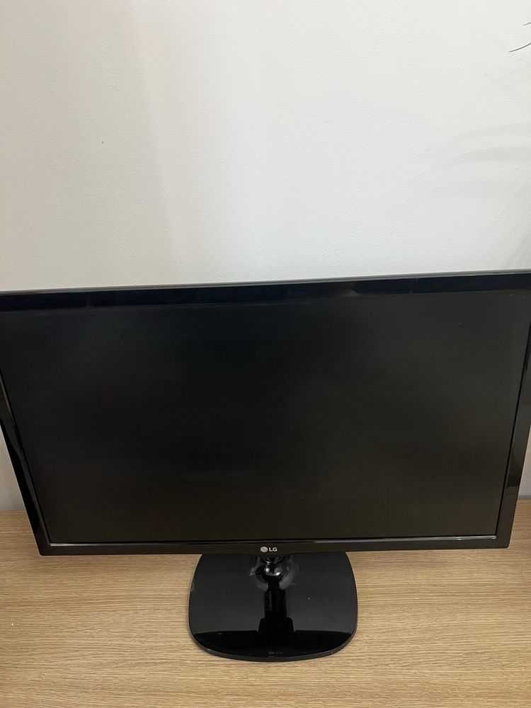 Monitor 24” LG.  Foarte putin folosit