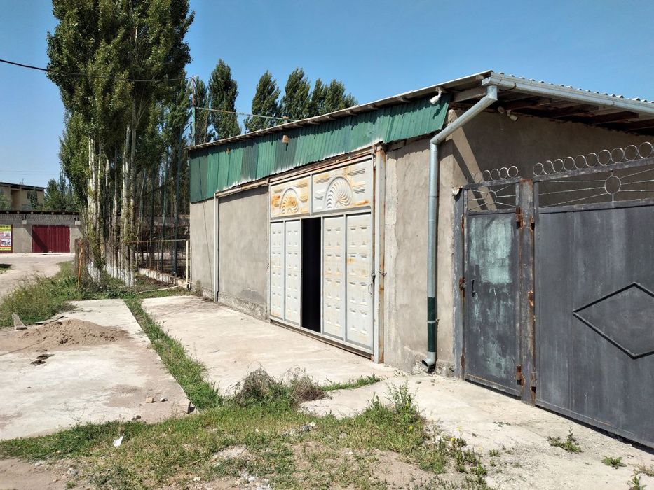 Нотурар бино склад ва ишлаб чикариш учун ва футбол майдони