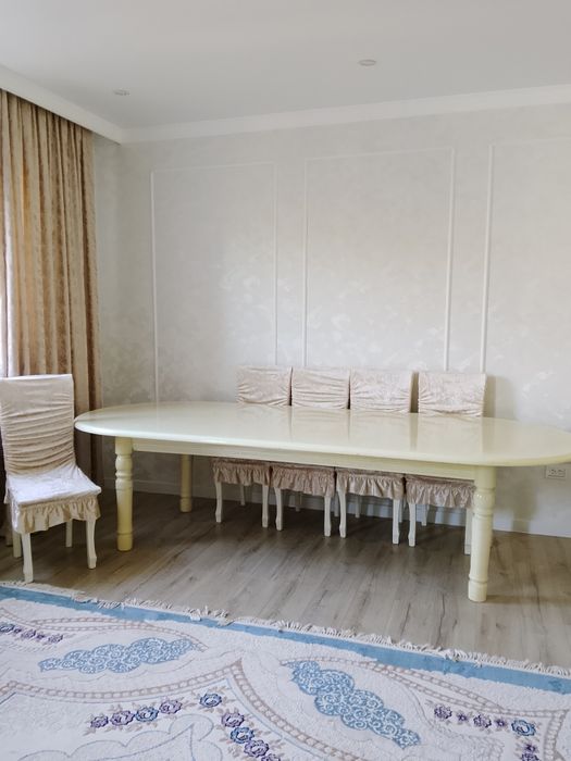 Стол стульями молочный цвет.