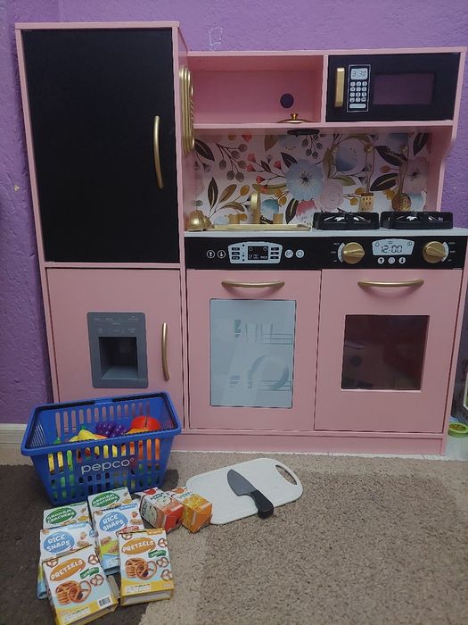 Детска дървена кухня. Като нова!  Подарък кошница с играчки!