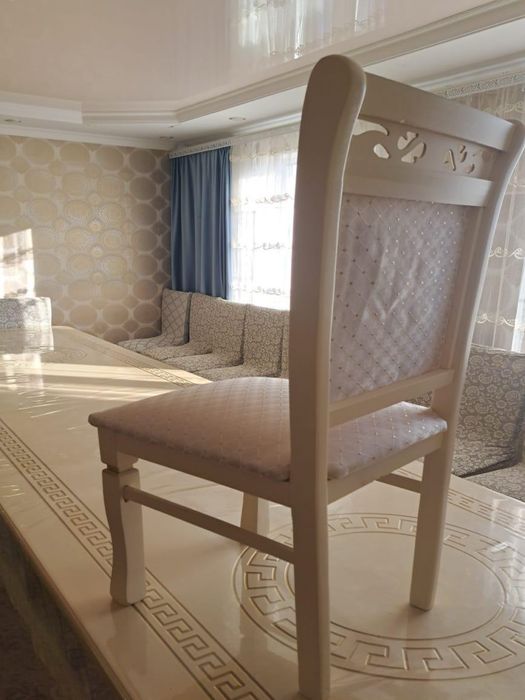 Стол и стулья в хорошем состоянии