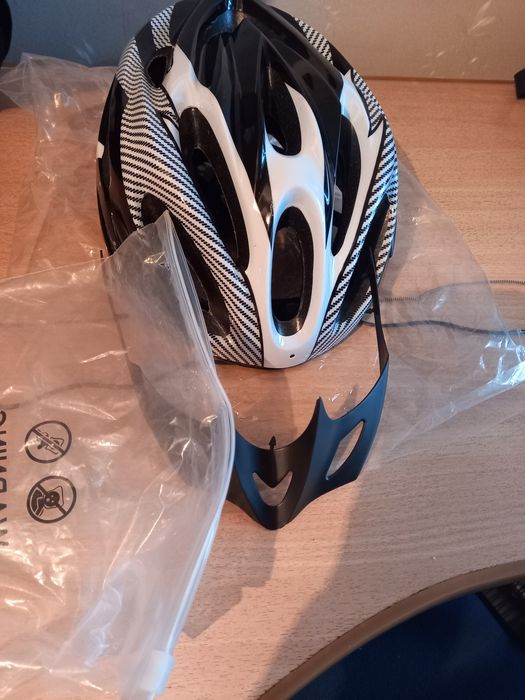 Новый велосипедный шлем и в подарок бутылка