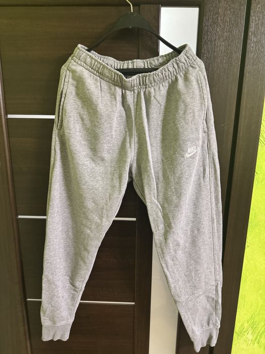 Сиво долнище на Nike