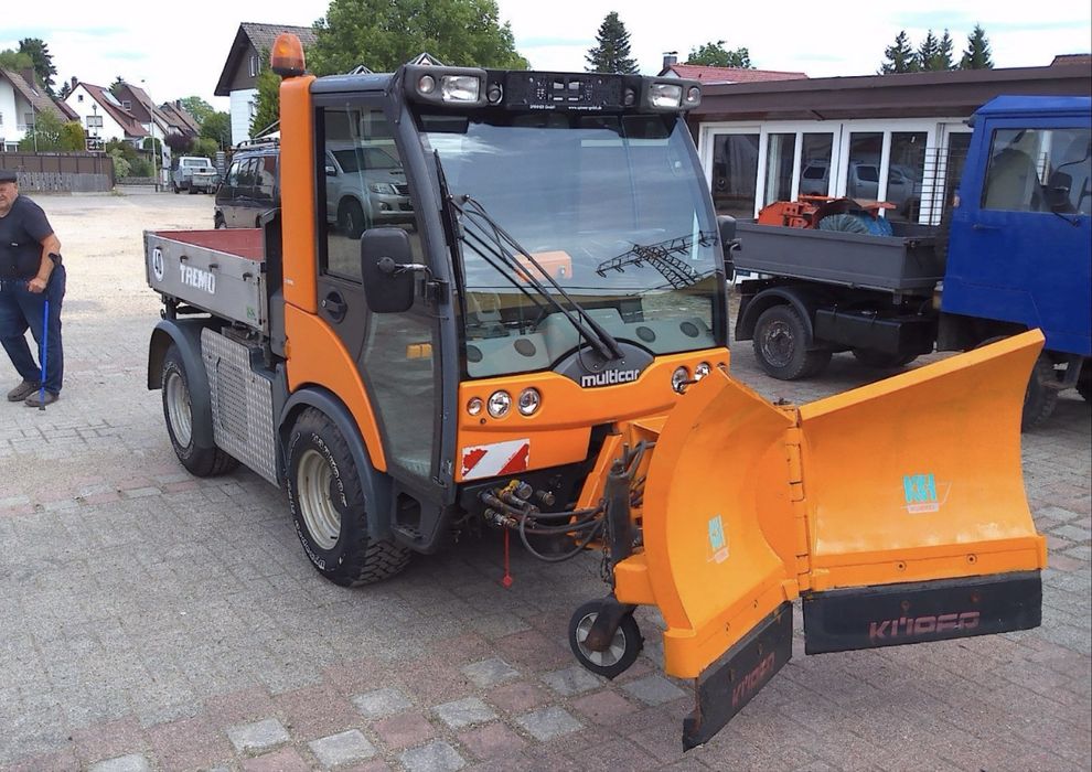 Multicar utilaj deszapezire tuns iarba maturat Pietris nisip asfalt