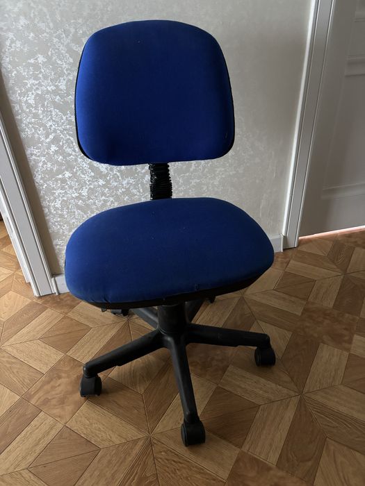 Продам кресло черное