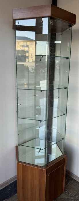 Витрина стекло с ключами