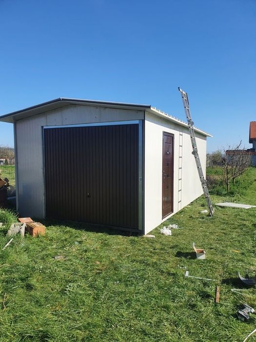 Garaj metalic din panouri sandwich 3.5 x 7.2m