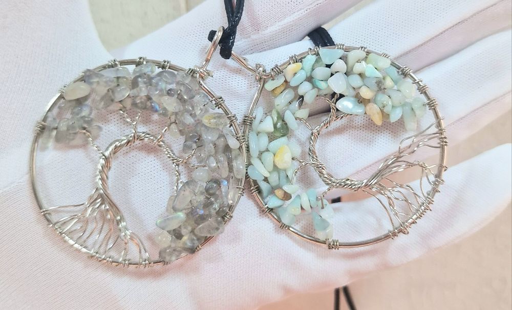 Кулоны с натуральными камнями.