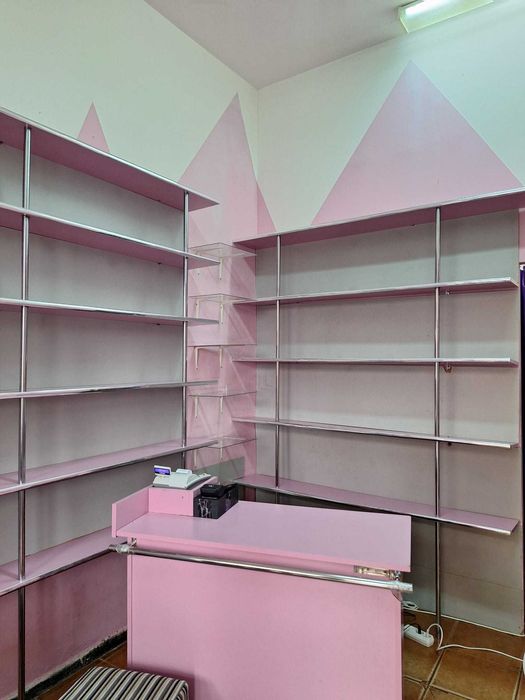 Vand mobilier de magazin