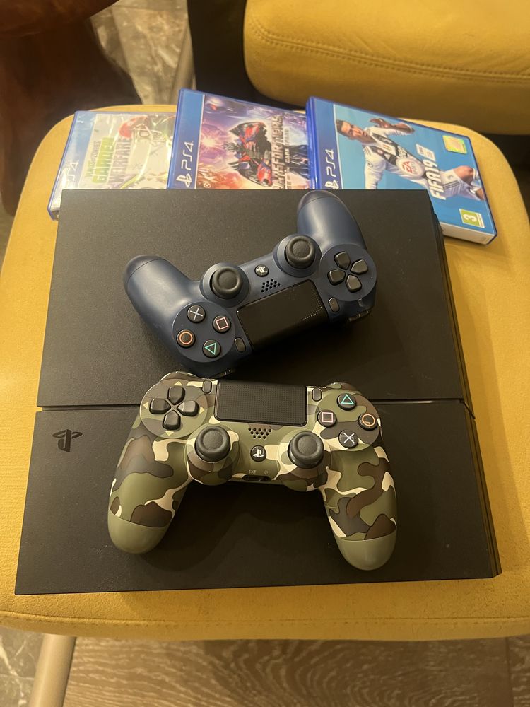 Плейстейшън конзола PS4 500GB с два джойстика и три игри