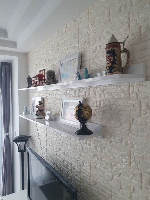 ТВ шкаф с две лавици, бял гланц и плавно затваряне.