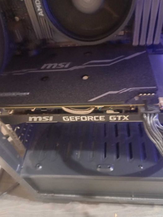 Продавам геймърски компютър ryzen 5 5600x 32гб рам